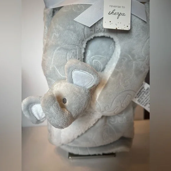 New Warm And Cozy Embossed Baby Blanket Elep Neck Pillow Set 30x40 White Fleece - Picture 4 of 8